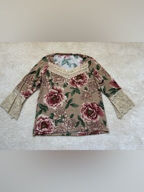 Vintage floral renaissance 3/4 sleeve stretchy top, lace cuffs, sz S